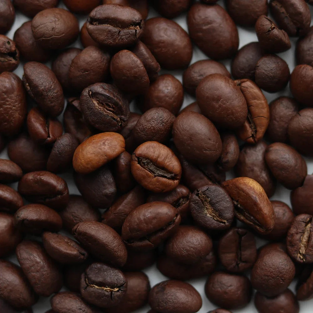 Close-up van gebrande Everyday Dark Roast koffiebonen
