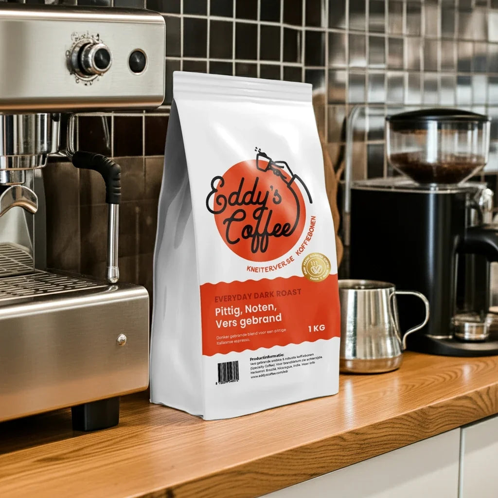 Everyday Dark Roast koffiebonen naast een espressomachine