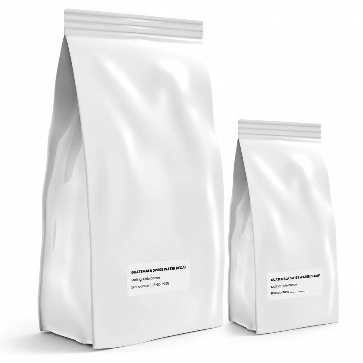 Guatemala Swiss Water Decaf kilozak naast witte 250 gram zak koffiebonen