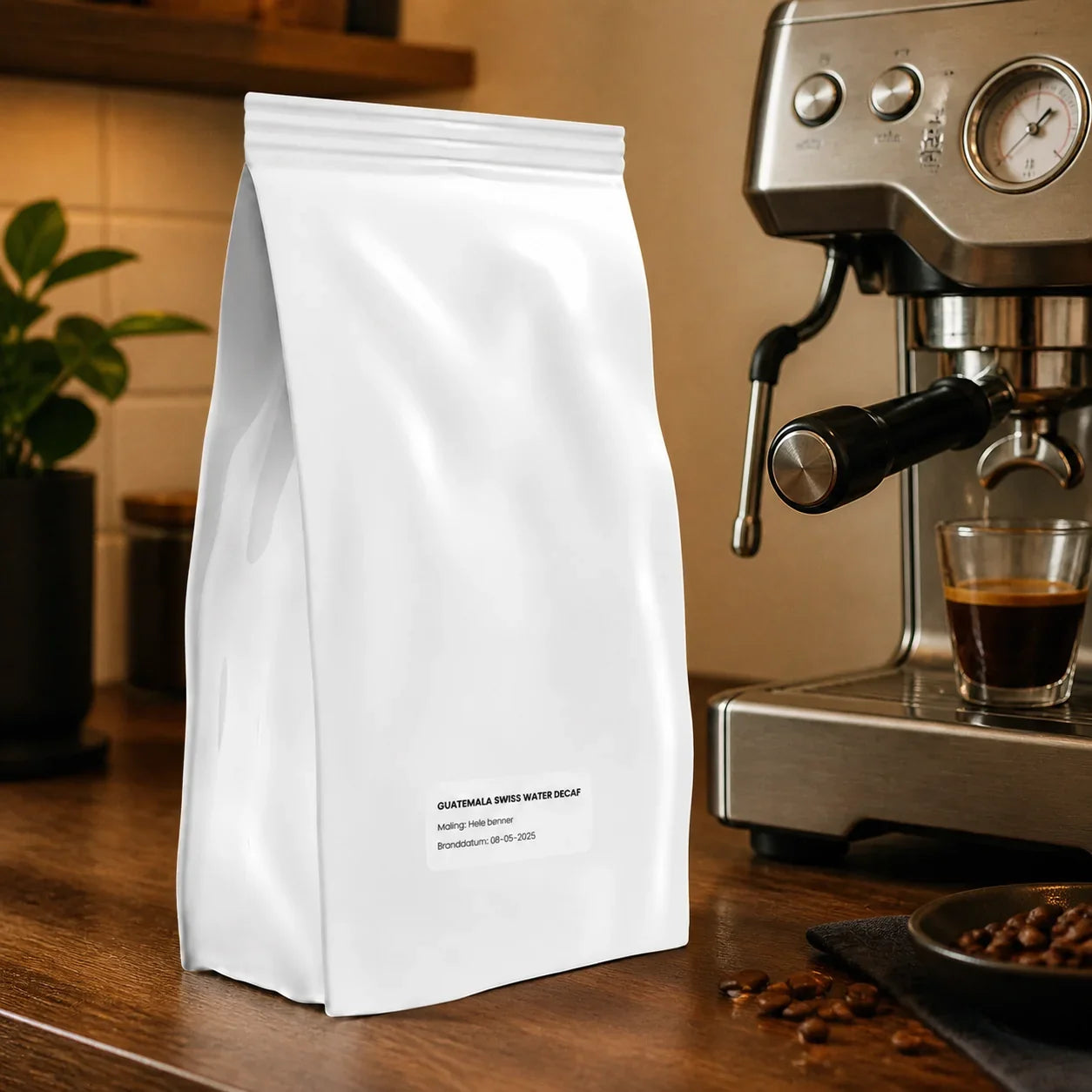 Guatemala Swiss Water Decaf koffie in een keuken naast een pistonmachine