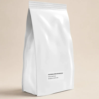 Witte verpakking Guatemala Swiss Water Decaf koffie met sticker op beige achtergrond